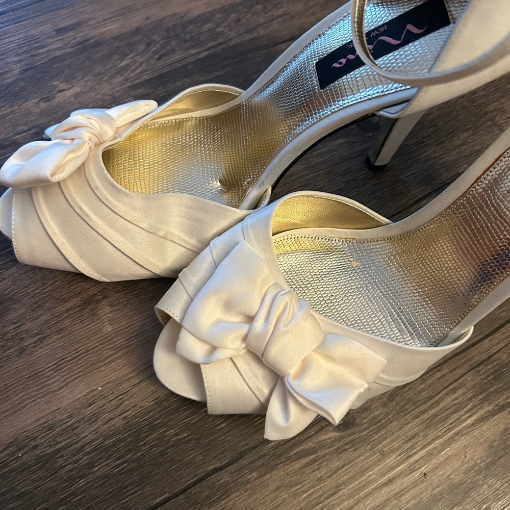 Nina Electra Ivory Elegant  Peep-Toe Heels with Bow, Size 10 - Picture 5 of 10